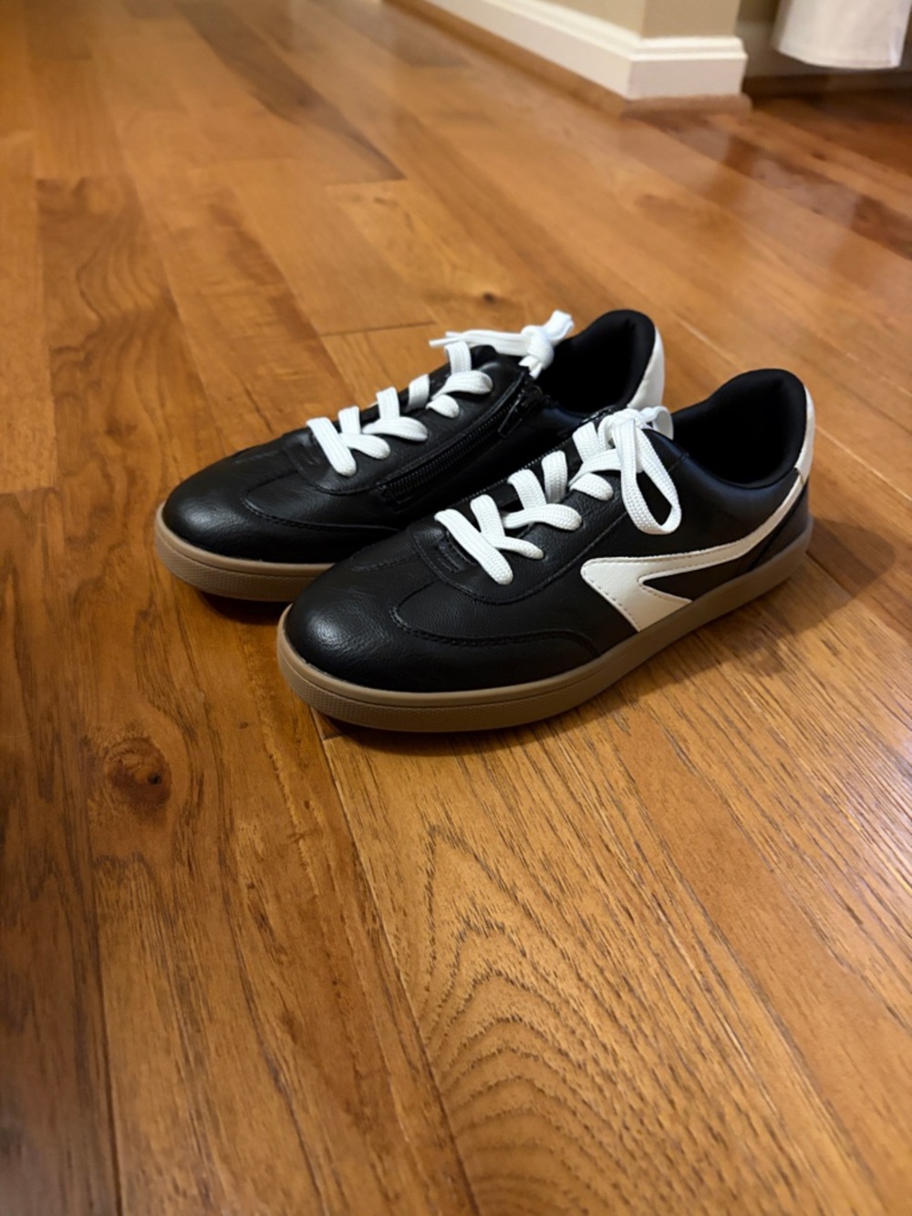 Black and White Casual Girls Sneakers